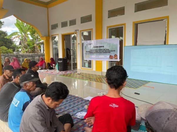 Warga Lantan berdiskusi di beranda rumah tentang ancaman tambang terhadap lahan dan mata air